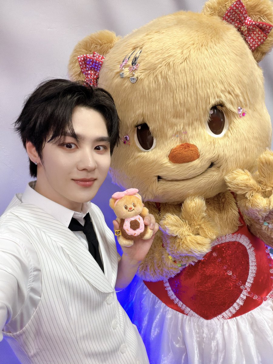 버터베어 콘서트 간다구 머리삔에다가 큐빅스티커까지 꾸꾸꾸모드로 왔잖아 손가락 브이까지 휀곰 너무 귀엽고 그 옆에 또 다른 곰