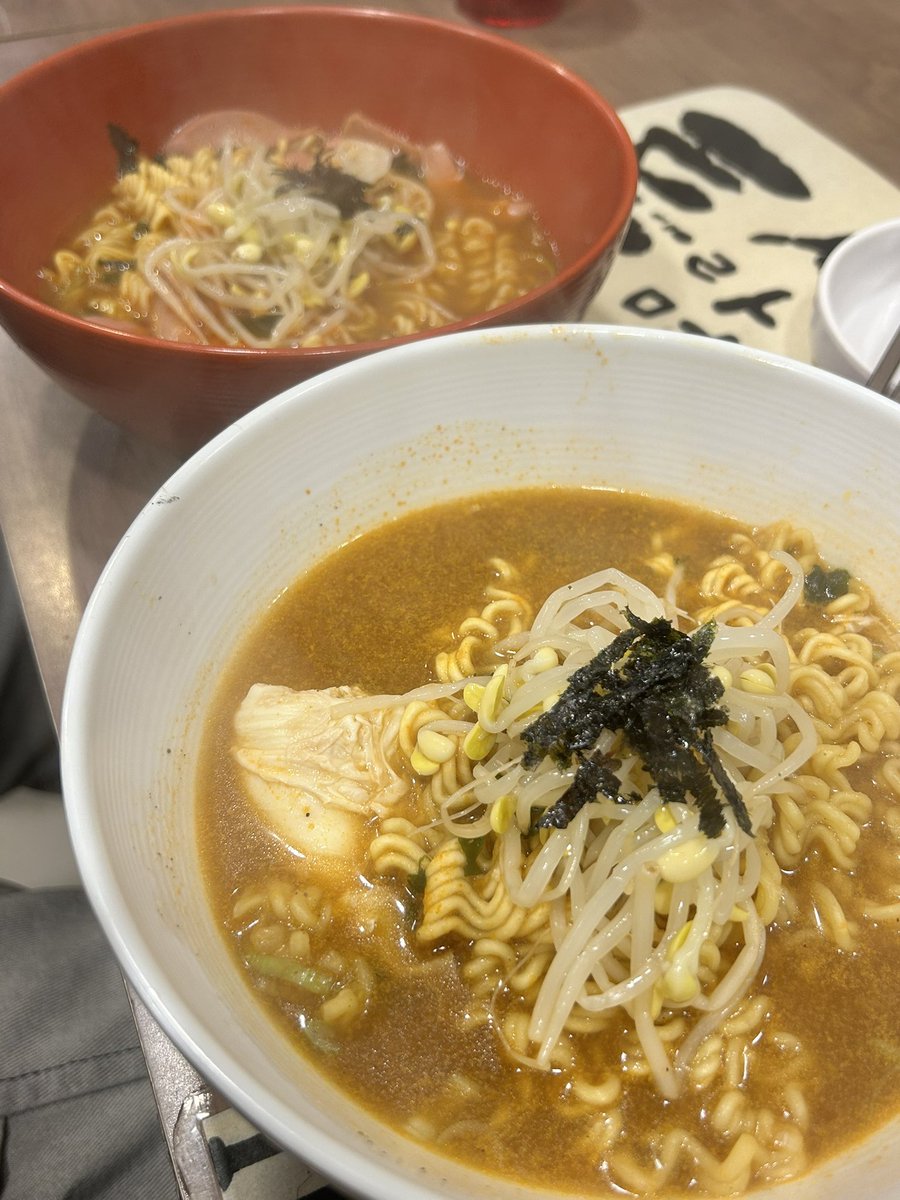 오늘은 발렌타인 데이(겸 연기모임 진행일) 엿은니다

고양이를 마주치고
여친에게 두쫀쿠를 받고
라면도 먹고
연기모임을 했은니다

대본리딩을 하는데 저와 합을 맞추는 상대가 몰입해서 펑펑 울었은니다
그런 장면을 보기 위해 종종 고생하면서 연기하는 것 같은니다
기분이 묘하게 좋았은니다