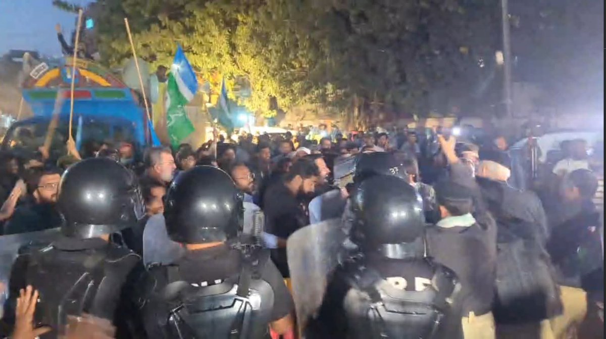 سندھ اسمبلی پر جماعت اسلامی کا دھرنا
پولیس کی جانب سے آنسو گیس کی شیلنگ
Karachi Rejects PPP
#EndPPPWaderaRaj