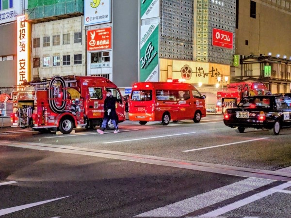 【目撃証言】#注意喚起『複数の人が刺された通報』大阪府大阪市中央区道頓堀１丁目付近に多数の消防警察救急隊が出動し封鎖 複数の怪我人情報2月15日 #大阪 #道頓堀 #ミナミ : ニュース速報あれこれ総合 blog.livedoor.jp/reer121/archiv… #NHK #大阪市 ミナミ刃物犯人逃走通り魔