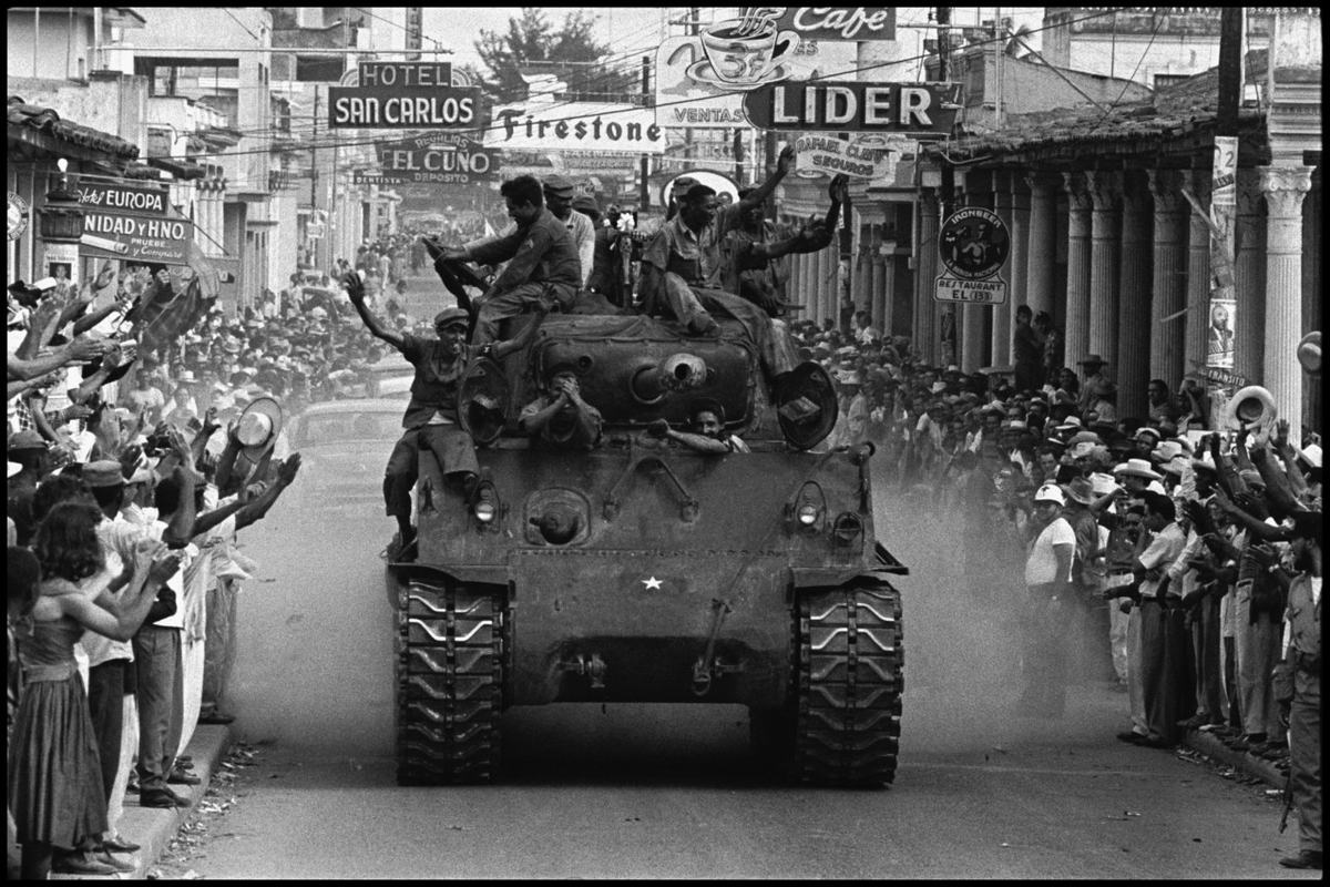 Esta foto la he subido antes.

Santa Clara, Cuba, 1959.

Miren la alegría de la gente.
Miren la alegría de los que van en el tanque.
Miren la calle asfaltada.
Miren la cantidad de negocios y firmas que había.

Solo meses después, incluso con la sangre fresca de los 70 asesinados