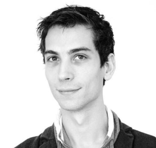 25YearsAgoLive's tweet image. 20-year-old Dutch student Jan de Wit turns himself into Interpol for creating the Anna Kournikova computer virus. 

He faces large fines and jail time.