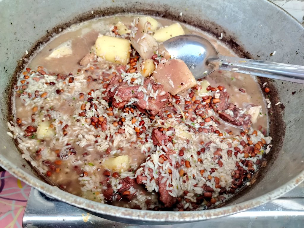 Guacho de rabito y hueso de puerco en proceso. 🔥🔥🍖