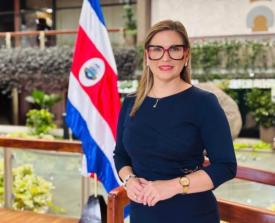 OraculodeCR's tweet photo. Diputada Maria Marta Carballo publicó;
“Hoy no celebro una ley ✍️

Celebro el alivio para miles de familias que han tenido que elegir entre comprar medicamentos o cubrir otras necesidades 💊

No fue un camino fácil; es un tema que generó resistencia, debate y momentos complejos

Pero siempre tuve claro que la salud no puede ser un privilegio: debe ser un derecho para todos. Y esa convicción me llenó de fuerza para seguir luchando

Esta ley significa justicia. Y también demuestra que el Estado puede y debe ponerse del lado de la gente y, ante todo, proteger el derecho a la salud

De mis más de 60 proyectos de ley presentados y 18 leyes de la República hasta hoy, sin duda la ley 10.838 para bajar el precio de los medicamentos tendrá un lugar especial 🫶

Gracias a quienes también hicieron esto posible, desde mi equipo asesor en el despacho, autoridades de instituciones, expertos y organizaciones especializadas en el tema 🙏”
-