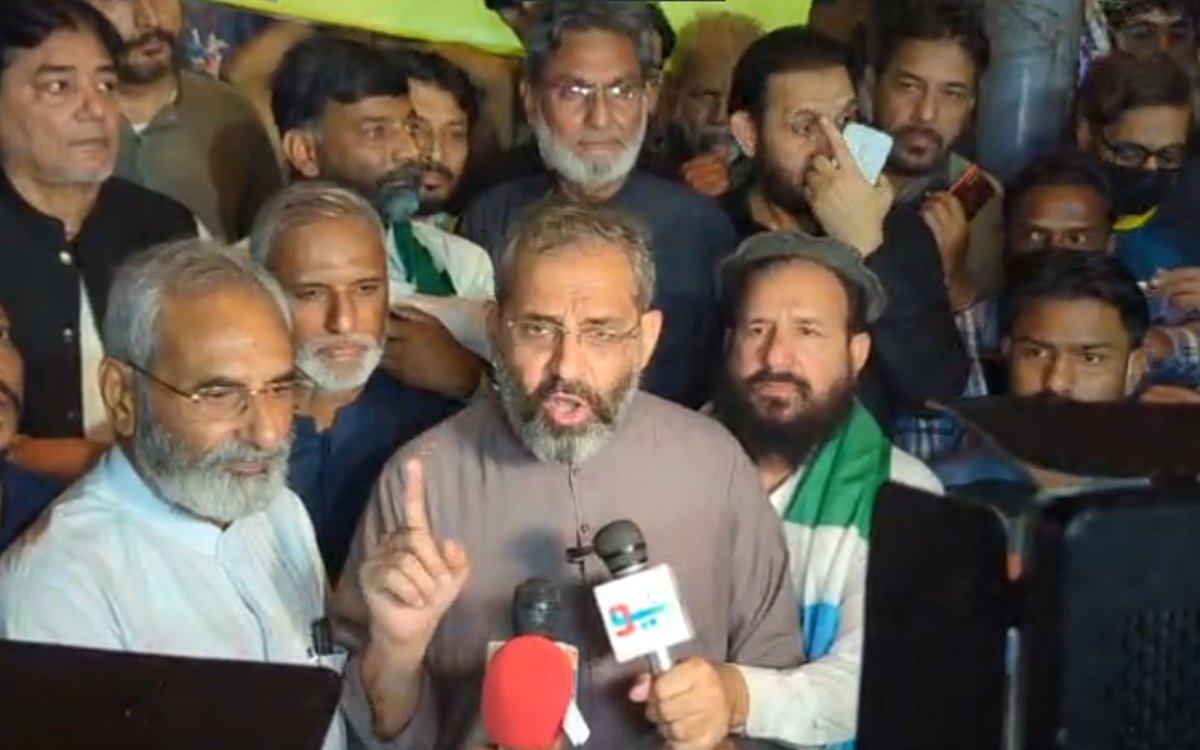 جماعت اسلامی کا #جینے_دو_کراچی_دھرنا:
ہم پرٌامن لوگ ہیں، ہم پر شدید شیلنگ کی گئی جو پیپلز پارٹی کی فسطائیت کا واضح ثبوت ہے، ہمارے کئی کارکنان زخمی اور کئی گرفتار ہیں۔
امیر جماعت اسلامی کراچی منعم ظفر خان