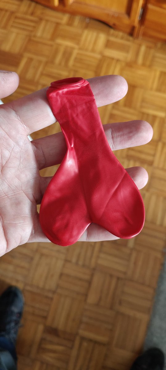Las niñas tienen fiesta de disfraces con temática San Valentín y hemos comprado unos globos con forma de corazón
