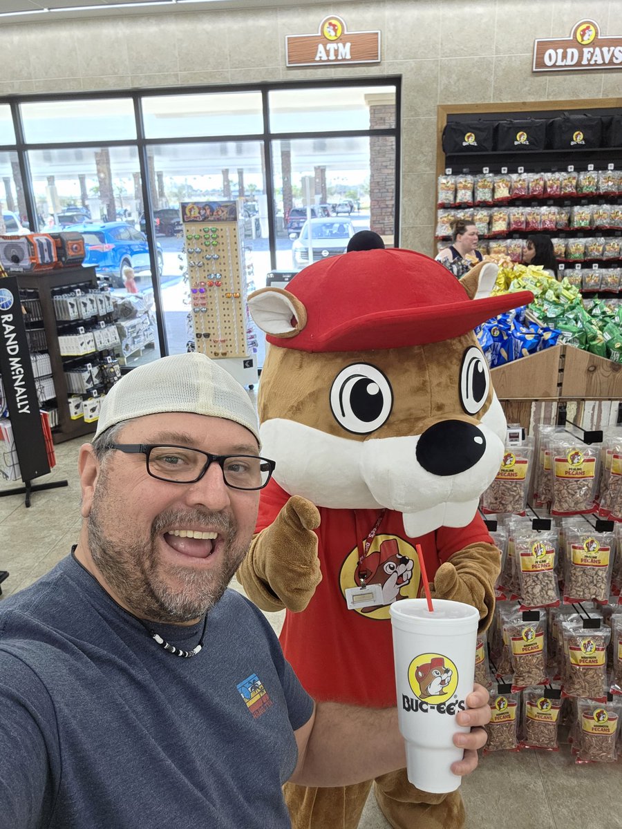 TheLeisureProf's tweet photo. This place is CRAWLING with celebs for the #Daytona500 https://t.co/V5Vfg3ntJg