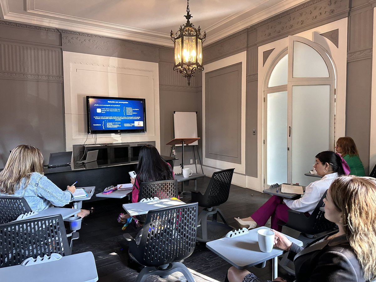 ¡Gran energía se vive hoy en nuestra sede! ⚖️💻

Estamos de manera presencial en Reforma 935, participando en el cierre del curso Compliance en Protección de Datos Personales.  

Es un gusto ver a tantos colegas comprometidos con la actualización jurídica y el liderazgo