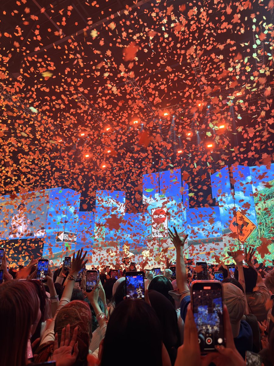 Sumpah aku kata confetti banyak nak mampos HAHAHAHAH SIOTT NAK HABISKAN STOK GAMAKNYA DAH LAST TOUR #TXTinMY #TXTinkl #ACT_TOMORROW