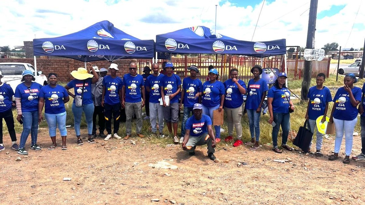 DA_NCape's tweet image. DA registration drive a big success in Ga-Segonyana! ☑️

The DA hosted a successful voter registration campaign for the Seoding and Magojaneng communities in Ga-Segonyana. The energy was incredible!💙

#RegisterToVoteDA #NorthernCapeDA