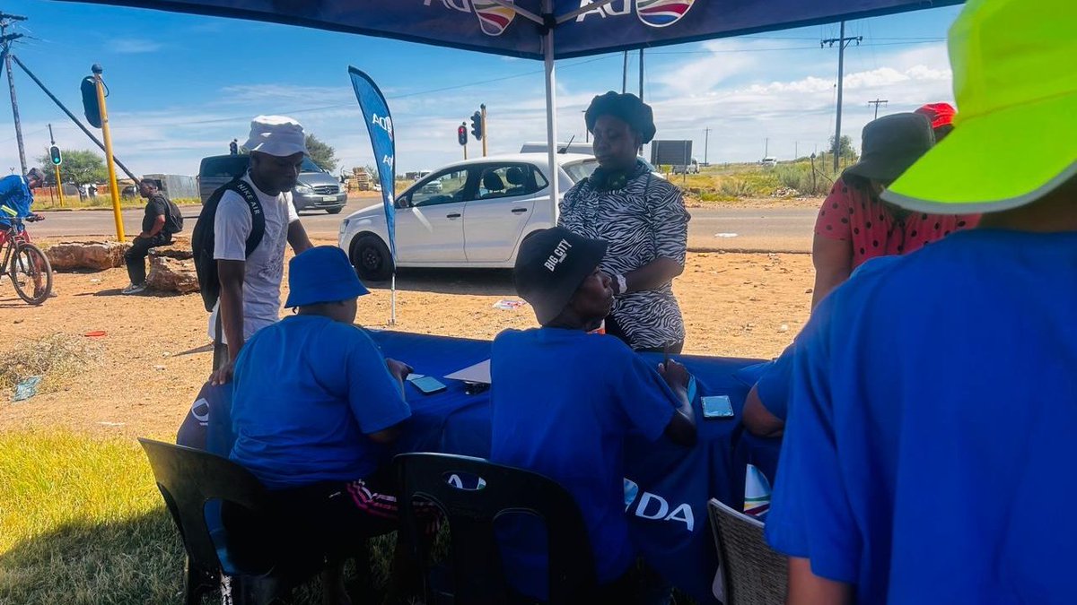 DA_NCape's tweet image. DA registration drive a big success in Ga-Segonyana! ☑️

The DA hosted a successful voter registration campaign for the Seoding and Magojaneng communities in Ga-Segonyana. The energy was incredible!💙

#RegisterToVoteDA #NorthernCapeDA
