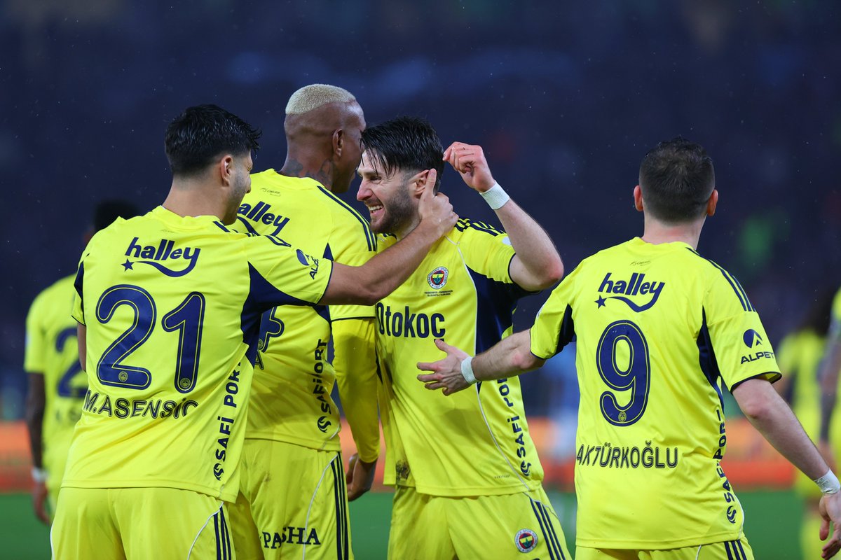 14 - Bu sezon skor dezavantajı yaşadığı Süper Lig maçlarından en fazla puan çıkaran takım olan Fenerbahçe (14), deplasmanda mağlup duruma düştüğü dört karşılaşmanın tamamını kazandı. Yıkılmaz.