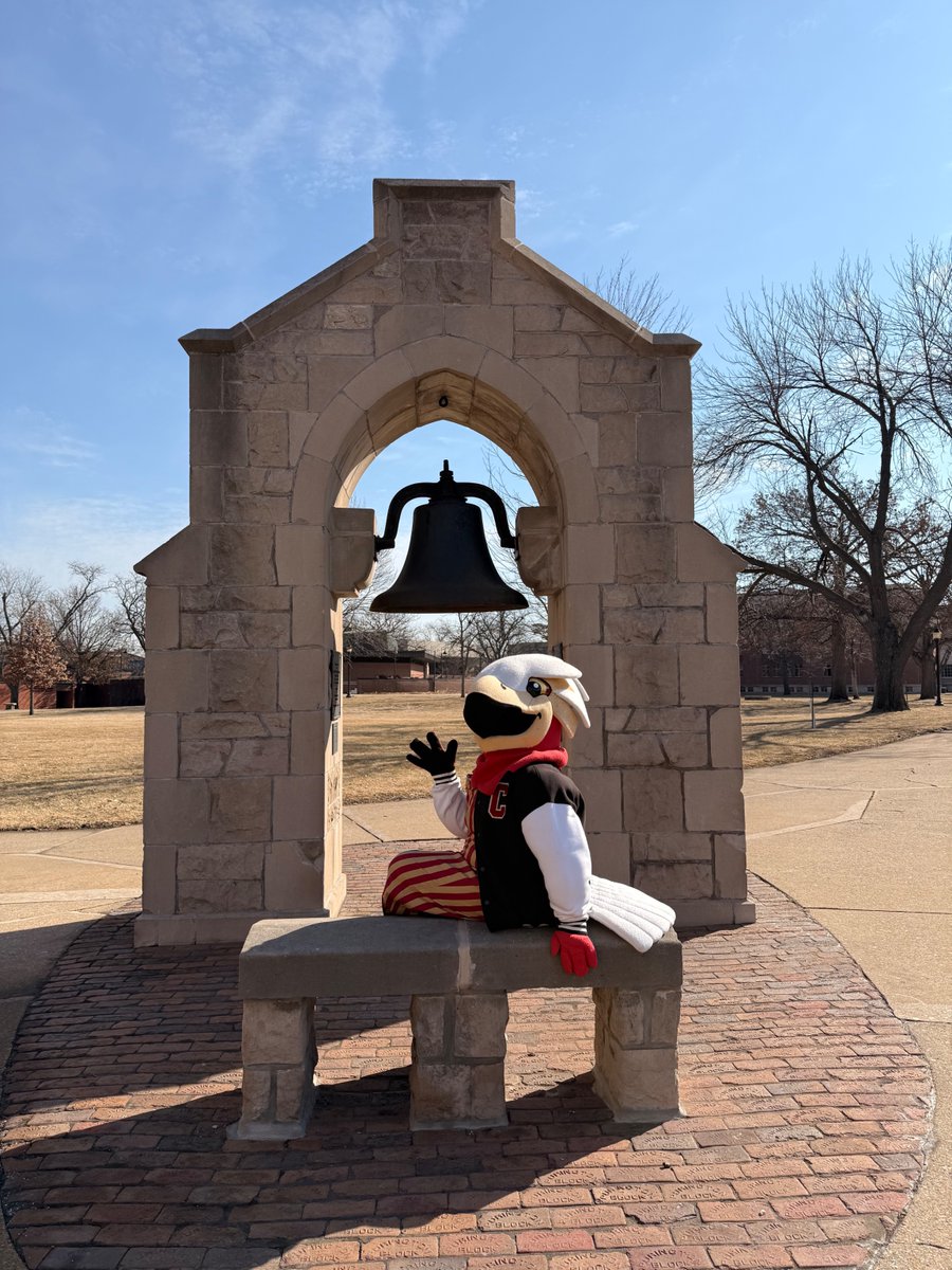 CoeCollege's tweet photo. Touring campus one step at a time! Future Kohawks are learning about the places and people that make Coe such a special home for students — and loving every minute. #Go2Coe https://t.co/Gh6fK6wUQC