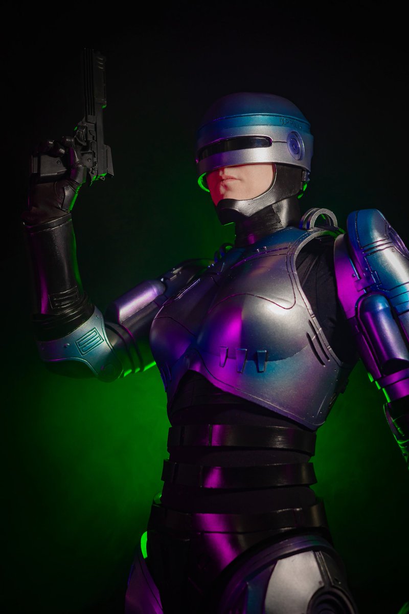 I really love this photo 🤩
Cosplay made by me out of EVA Foam
📸 <a href="/ChubbyCoon/">Simon Gosselin</a> 
#RoboCop