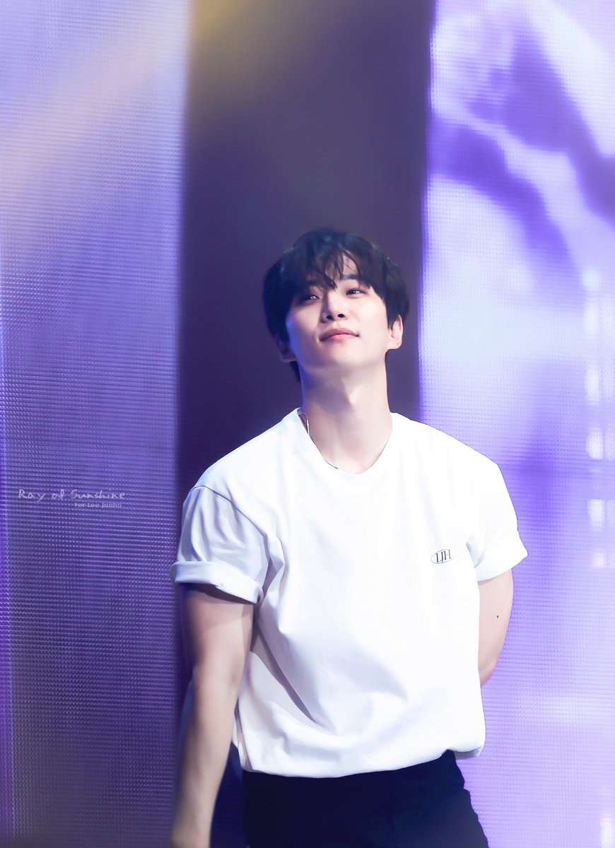 #이준호 #LEEJUNHO
#O3Collective 
새벽잊시💛🍑💛
✨️959번째✨️잊나잇
너무 이뻤던 비미나 준호
흰티만 입어도 이렇게 이쁘니..
또 상하이에선 얼마나 이쁘려나😘😍
오늘도 고생했어
잘 자💗💗💗😴😴