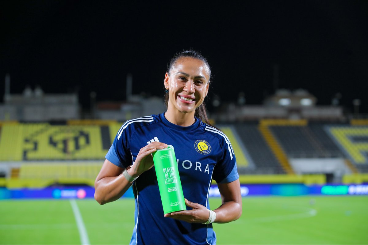 الأفضل في الشهر .. صخرة الدفاع 🤩🛡️
كاثلين سوزا مع جائزة أفضل لاعبة في الشهر 👏🔝