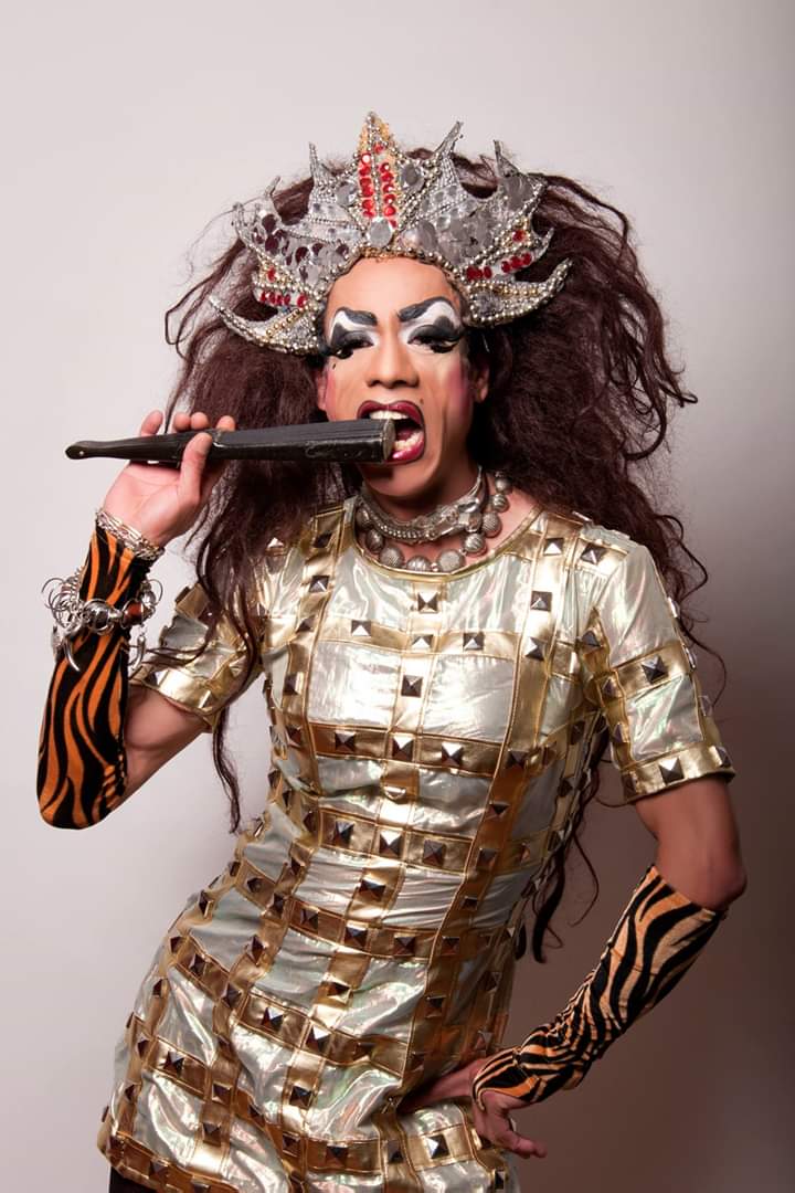 El 14 de febrero de 2020 murió Oswaldo Calderón, La Superperra, por complicaciones relacionadas con el sida. 
En 1997 creó con <a href="/La_Supermana/">Daniel Vives Ego 🐂</a> el show de las <a href="/HermanasVampiro/">Las Hermanas Vampiro</a>. 
<a href="/amarqet/">Antonio Marquet</a> la entrevistó para El coloquio de las perras y Dragas en rebeldía.
📷 Noel Cruz, 2012.
 🌈🔥