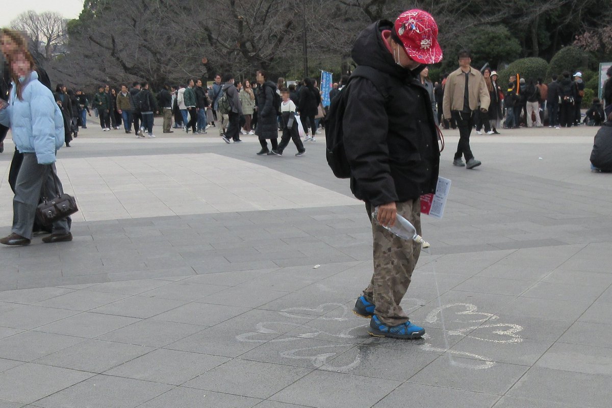 上野公園を歩いていたら、急にペットボトルの水を零しだした人がいて、よく見たらハートを描いていた。バレンタインだったからなのかな。