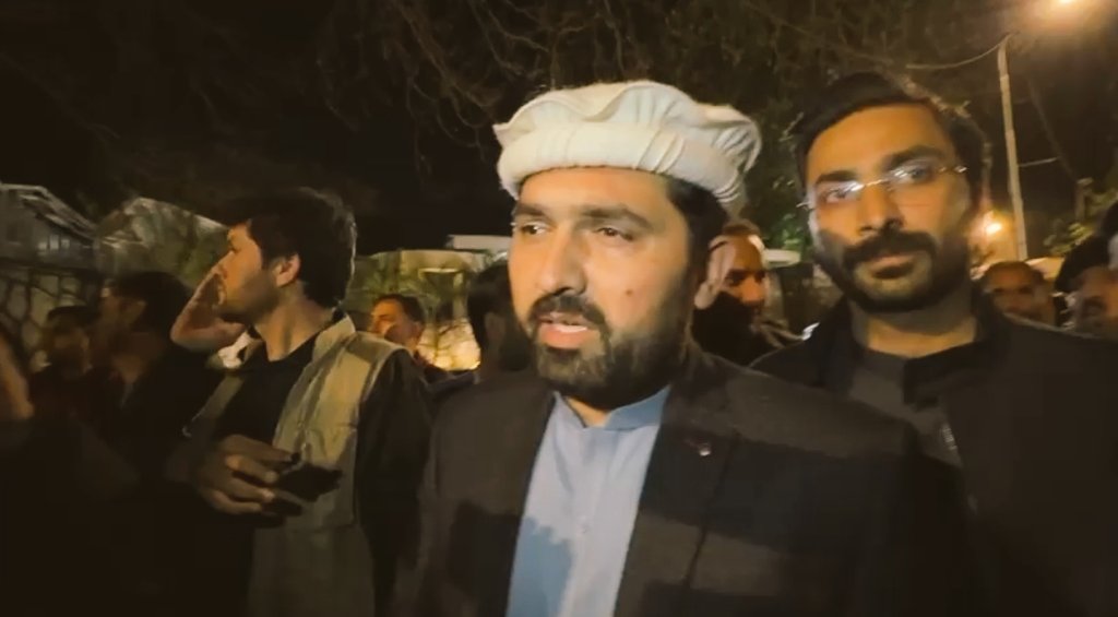 FaisalTararSpks's tweet photo. ہم حکمت عملی سے کام لے رہے ہیں، حکومت کا ارادہ ایک اور 9 مئی کروانا ہے 
یہ اسی لئیے خان کو ہسپتال منتقل نہیں کر رہے کہ لوگ احتجاج کریں اور حکومت اس میں اپنے بندے شامل کر کے انتشار پھیلائے 
انہوں نے عمران خان کیساتھ اگر کچھ غلط نہیں کیا تو پھر فیملی کو اعتماد میں لیکر علاج کروانے میں کیا قباحت ہے 
وزیر اعلیٰ سہیل آفریدی