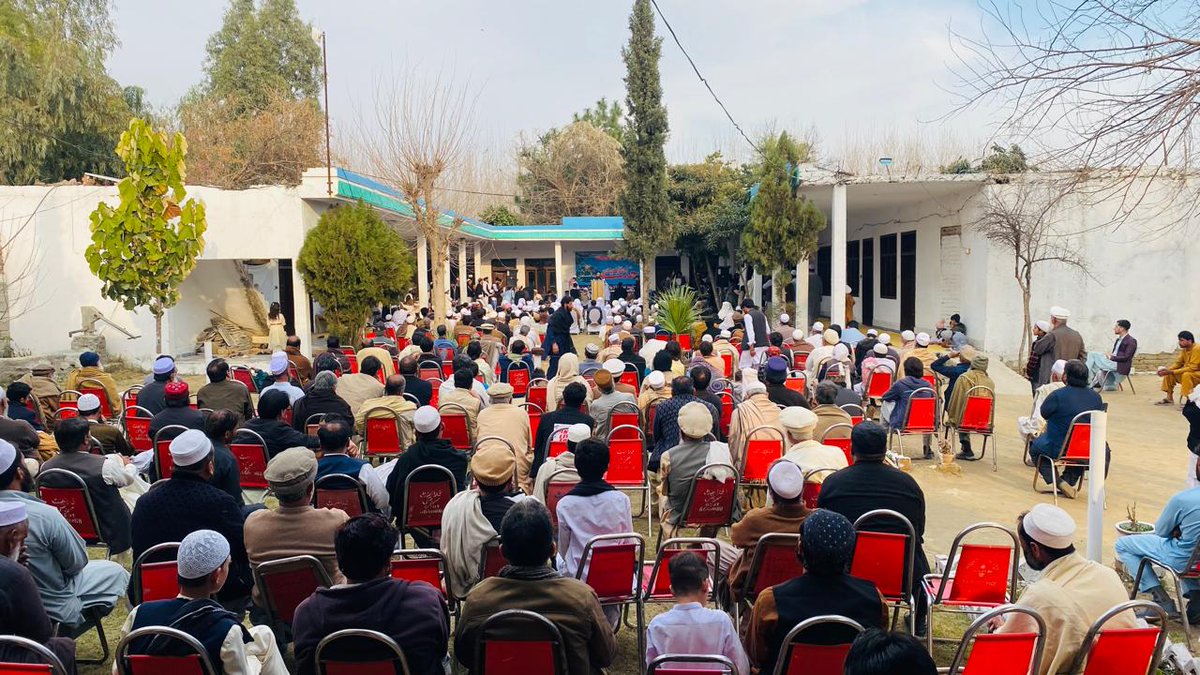 charsadda_ji's tweet photo. جماعت اسلامی پاکستان کے سابق امیر سراج الحق نے جامعہ تعلیم الاسلام مندنی (چارسدہ) میں سالانہ دستاربندی اور تقسیم انعامات کی تقریب سے خطاب کیا۔
اس موقع پر ان کا کہنا تھا کہ "اللہ نے قرآن مجید میں فرمایا: 'یقیناً یہ قرآن اس راستے کی طرف رہنمائی کرتا ہے 
#جینے_دو_کراچی_دھرنا https://t.co/x6urj9lhS7