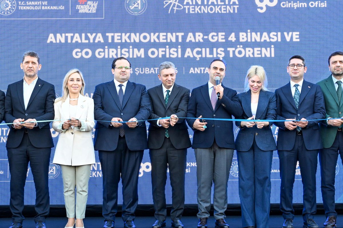 ibrahim___yavuz's tweet photo. Sanayi ve Teknoloji Bakanımız Mehmet Fatih Kacır’ın teşrifleriyle, Antalya Teknokent Ar-Ge 4 Binası ve Antalya Teknokent Girişim Ofisi Açılış Töreni’ni büyük bir gururla gerçekleştirdik.

Açılış töreninde; Sanayi ve Teknoloji Bakanımız Mehmet Fatih Kacır, Akdeniz Üniversitesi Rektörümüz Yönetim Kurulu Başkanımız Prof. Dr. Özlenen Özkan ve Antalya Valimiz Hulusi Şahin ile birlikte konuşmalarımızı gerçekleştirerek; üniversite–sanayi iş birliğinin, Ar-Ge yatırımlarının ve girişimcilik ekosisteminin geleceğine dair vizyonumuzu paylaştık.

Antalya’mızın teknoloji odaklı gelişim yolculuğunda önemli bir adım olan bu yatırımın; yenilikçi fikirleri güçlü girişimlere dönüştüreceğine, genç girişimcilerimize yeni fırsatlar sunacağına ve Milli Teknoloji Hamlesi vizyonu doğrultusunda ülkemizin nitelikli ve sürdürülebilir üretim hedeflerine katkı sağlayacağına inanıyor, şehrimiz ve ülkemiz için hayırlı olmasını diliyorum.🇹🇷🚀

@mfatihkacir @TCSanayi @Ateknokent @Akdenizun @ozlenenozkn