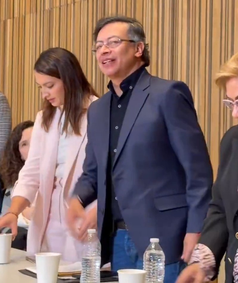 Mucho presidente pa' la cantidad de hijueputas. 

Te amamos Gustavo ❤️.