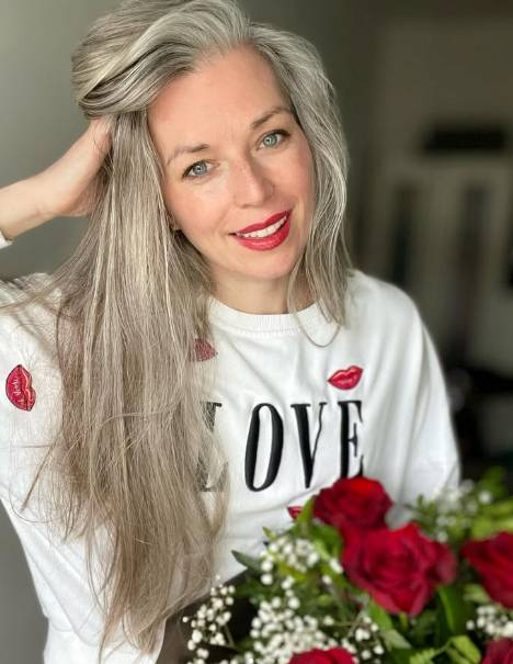JBl73pg's tweet photo. Roses have their owners, while I remain solitary.
Today I won't wait for flowers to be delivered I'll buy a bouquet myself.
#ValentinesDayWithoutALover https://t.co/jwIXuMuP4b