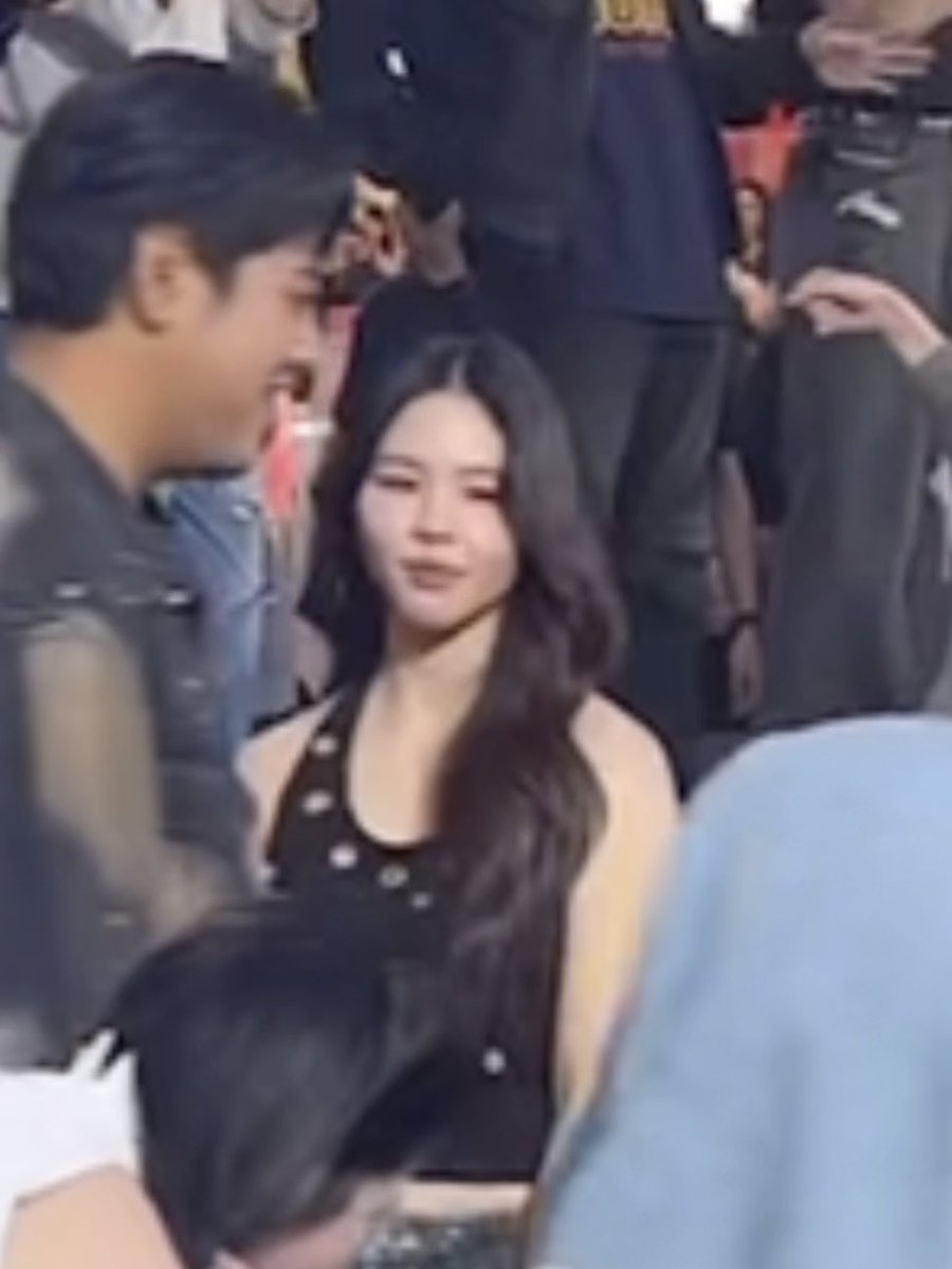 haekiir0's tweet image. who tf is this bitch!? so rude and disrespectful literally IGNORING renjun…