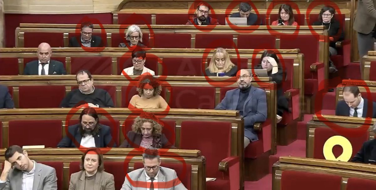Miquelnn's tweet photo. Això,  President @joseprull, ho veu perfectament perquè passa davant seu

Perquè ho permet? 

Ja sé que sóc un mindundi i no pertanyo a cap associació que el convida a dinar, però estaria bé una resposta, gràcies https://t.co/xTqg1TR0mG