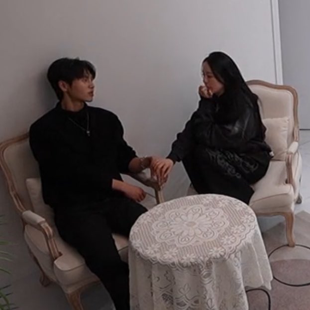 ชอบคู่ #heebeen อีกอย่างก็คือทุกครั้งที่จะคุยกัน น้องจะใส่เสื้อคลุมของพี่ตลอด แล้วตาพี่ก็จะพูดว่าตัวเองไม่หนาวทุกครั้ง คือที่เกาะนรกอาจจะให้ยืมใส่จริง ๆ แต่หลังจบรายการมันเหมือนยืนยันว่าเธอเป็นของผมอะ แล้วเสื้อตาพี่ก็มีกลิ่นของตาพี่ที่น้องชอบไปแล้ว 🥺🤍
#SinglesInfernoReunion