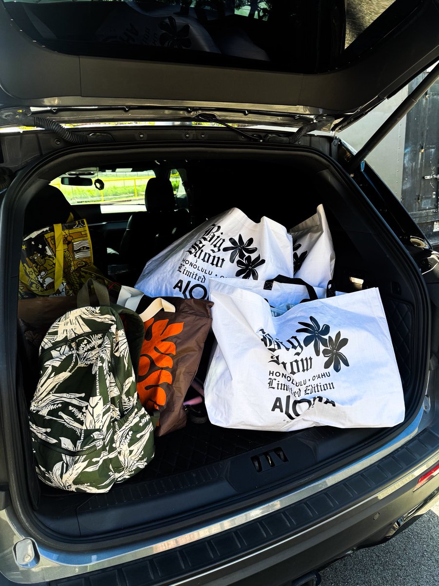 ChunLogan_cm320's tweet image. Howw fun this was! Mahalo nui Aloha Collection for inviting us to your friends and family hour for the big show!! Haul soon to come! 

@CM320Class #AlohaCollection #Hawaii #Bigshow2026 #LivingLikeLogan