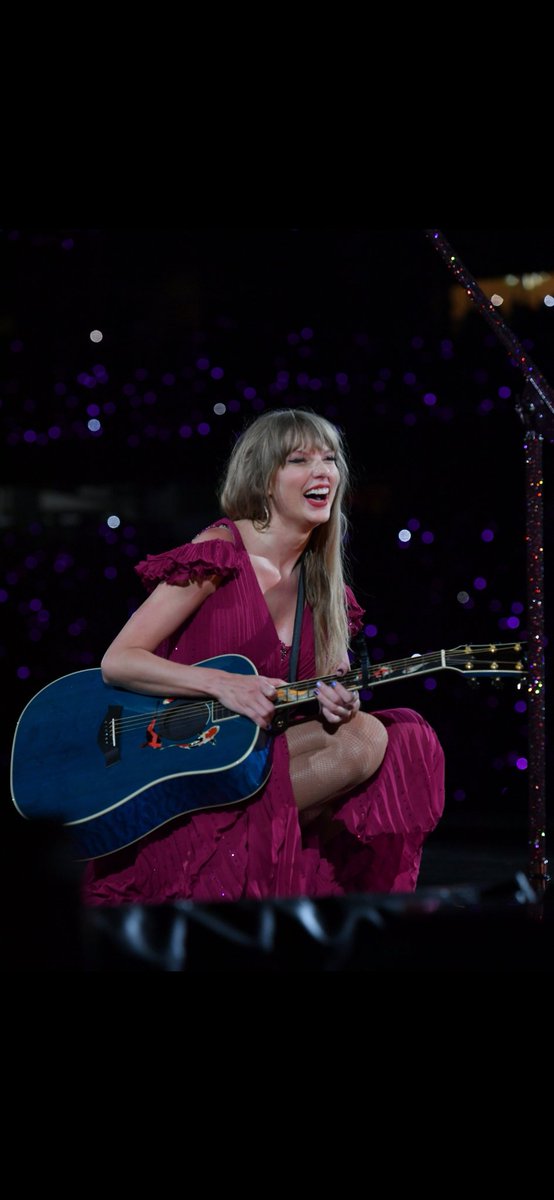 Her with a guitar is life 🥰

#taylorswift
