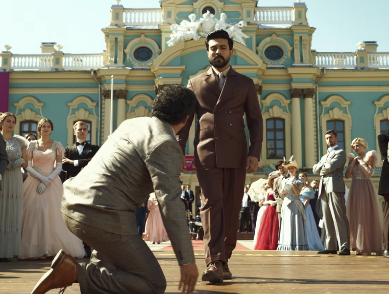 SSR ki telsu ra evadini ekkada pettalo anduke RC main and NTR ni side chesi dengadu😂😂
Frame Ram charan legs degera mana Tarak anna🥵🥵