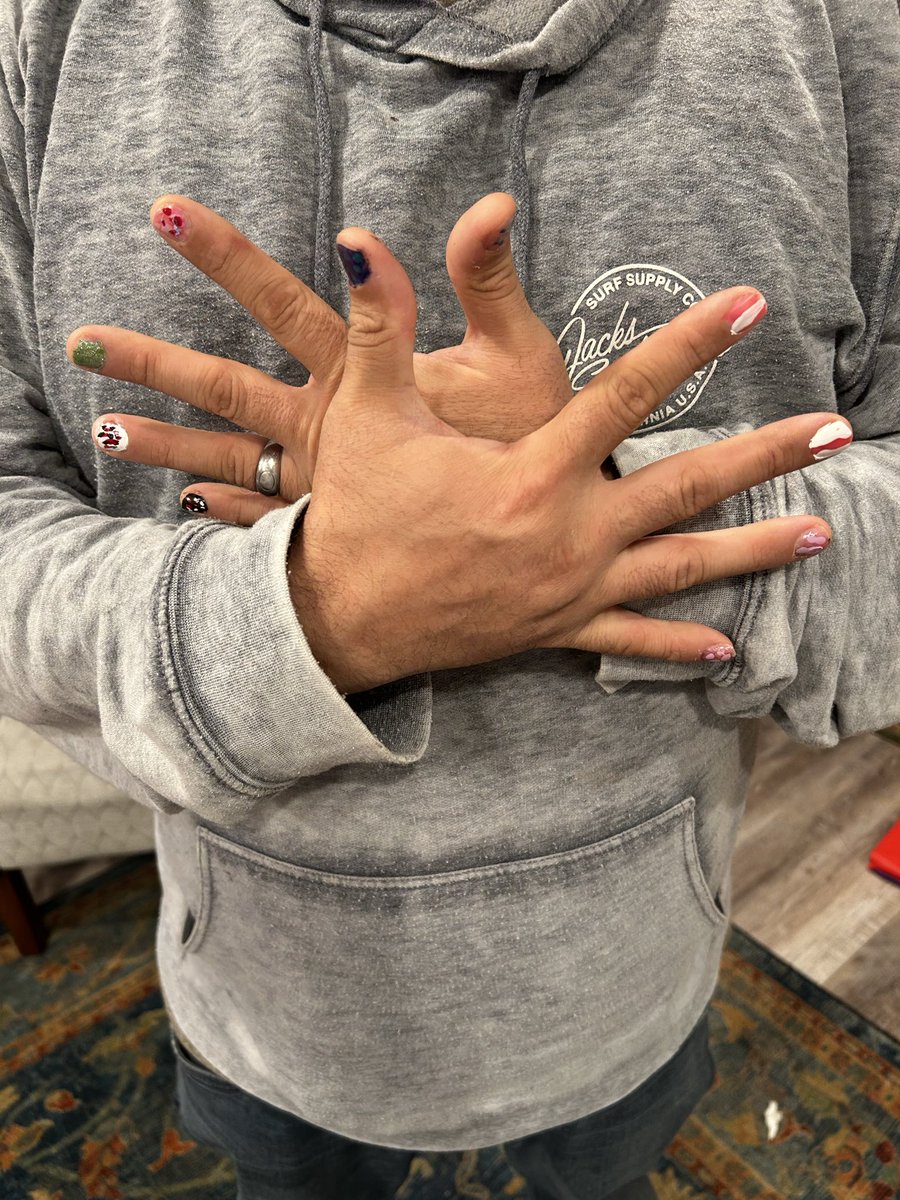 RealBarkerMan's tweet image. Happy Valentine’s Day XRPL fam!

The things we do for our kids! ha ha ha
#DoxedHands #NailPolish #GirlDad