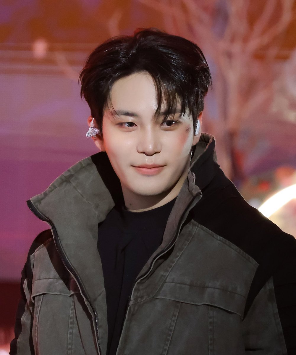 ruoyemings's tweet image. The lesbian flag in the back… lesbian protector Choi Jongho 👩🏼‍❤️‍💋‍👩🏻👩🏼‍❤️‍💋‍👩🏻👩🏼‍❤️‍💋‍👩🏻👩🏼‍❤️‍💋‍👩🏻