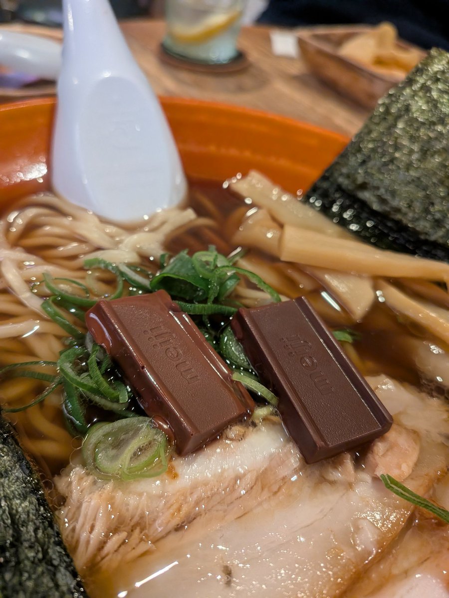 sightingzero's tweet photo. チョコとラーメンが合体…！？🍜🍫
本日限定の「チョコラーメン」を実食。
食べる前はドキドキしたけど、絶妙な甘じょっぱさがたまらない一杯でした。
#けむりセカイ #新潟市 #ラーメン https://t.co/UbfCRMoj9V