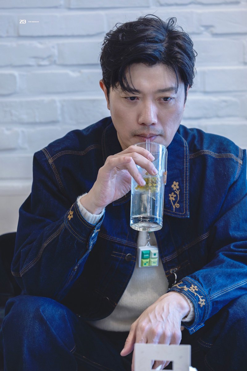 260208 #박희순 생일카페

새끼손가락 엣지 좀 보세요