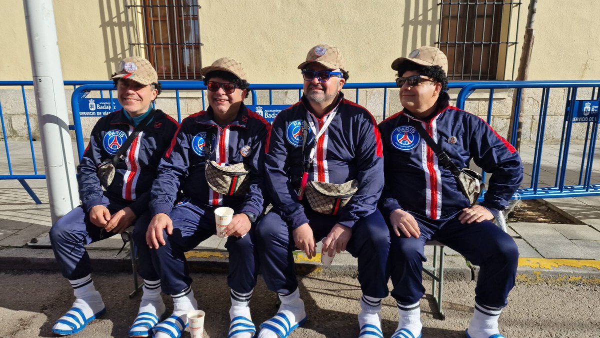 Pa4dias's tweet photo. Los Amegos al sol https://t.co/qSEReMc35D