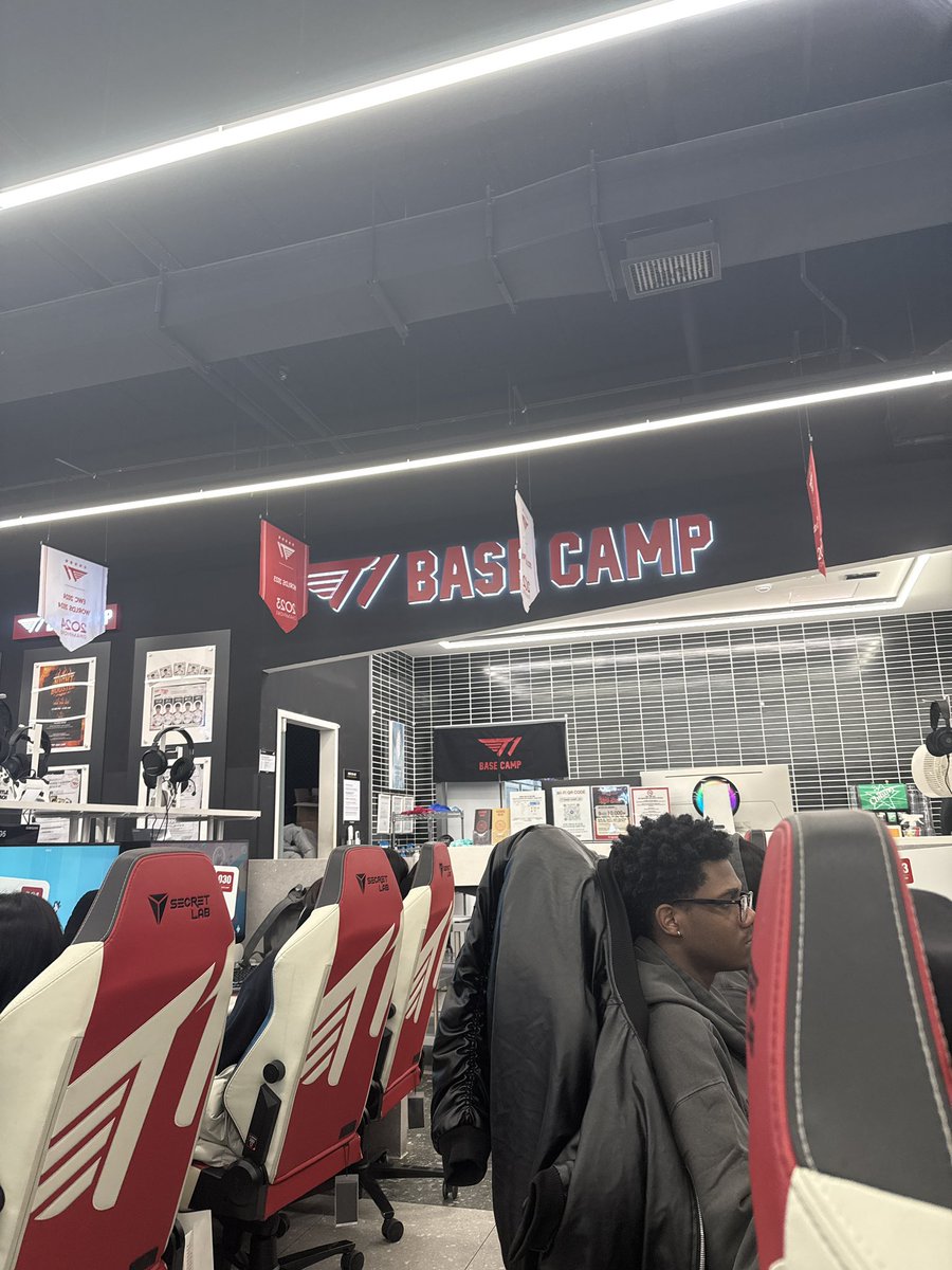 NANDecho's tweet image. the very first thing to do after landing