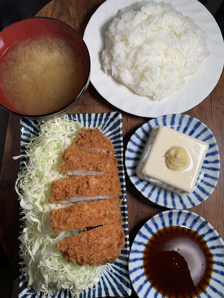 ippei_oda's tweet photo. 今日の夜ご飯はとんかつライス(とんかつはスーパーの惣菜)を作りました🤤
うまかった😋
#とんかつ
#porkcutlet
#おうちごはん https://t.co/bfY0QZlhVv