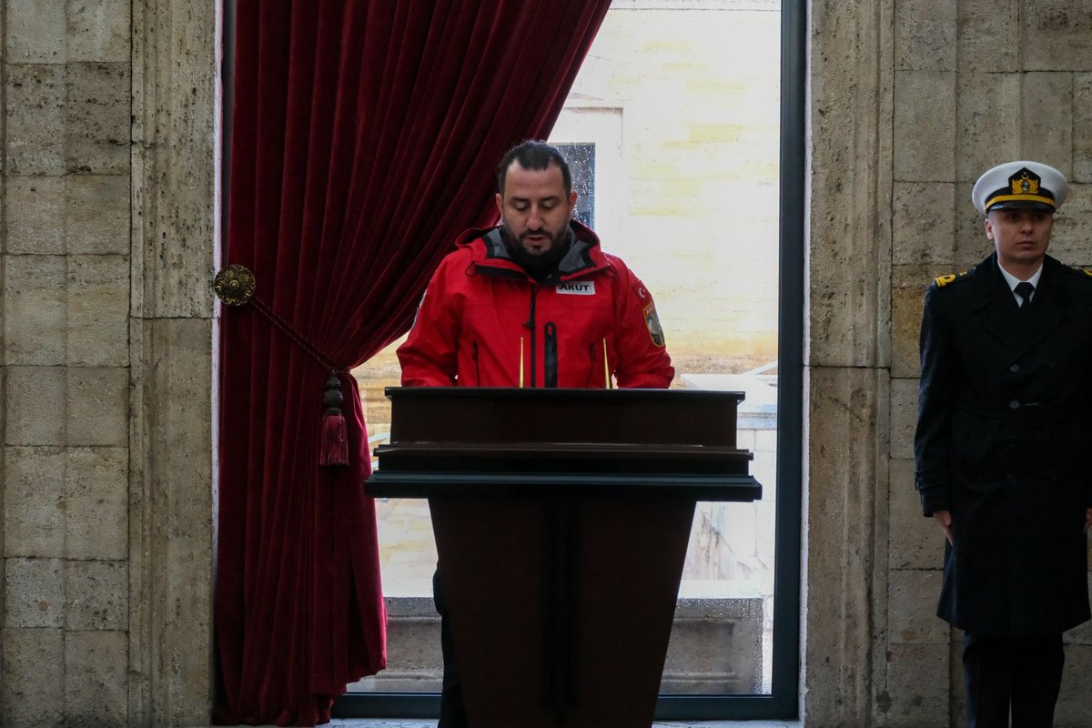 En gurur verici, en özel görevdi. Duygulanıp sesim titreyerek okuduğum anı defterine yazdığım yazı; 

Aziz Atatürk,

Cumhuriyetimizi emanet ettiğiniz bu topraklarda; zor zamanlarda sorumluluk almaktan kaçınmayan, umudu enkaz altından ve farklı zorluklardan çıkaran AKUT