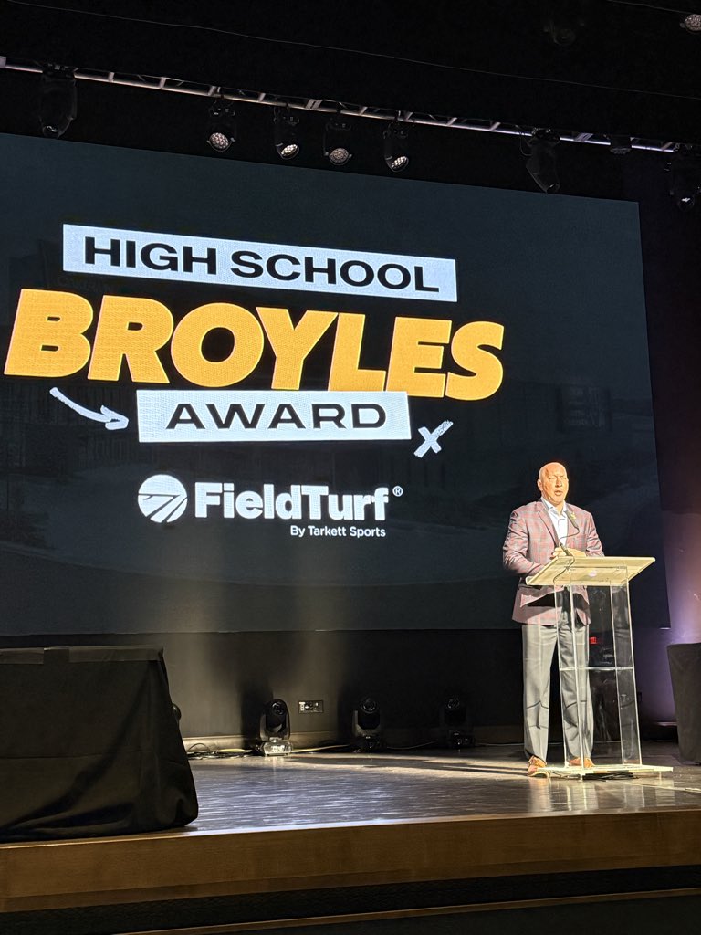 21HogFan's tweet photo. What an amazing week @OaklawnRacing for the @BroylesAward. Thankful for the opportunity! https://t.co/jBWJFXIDcl
