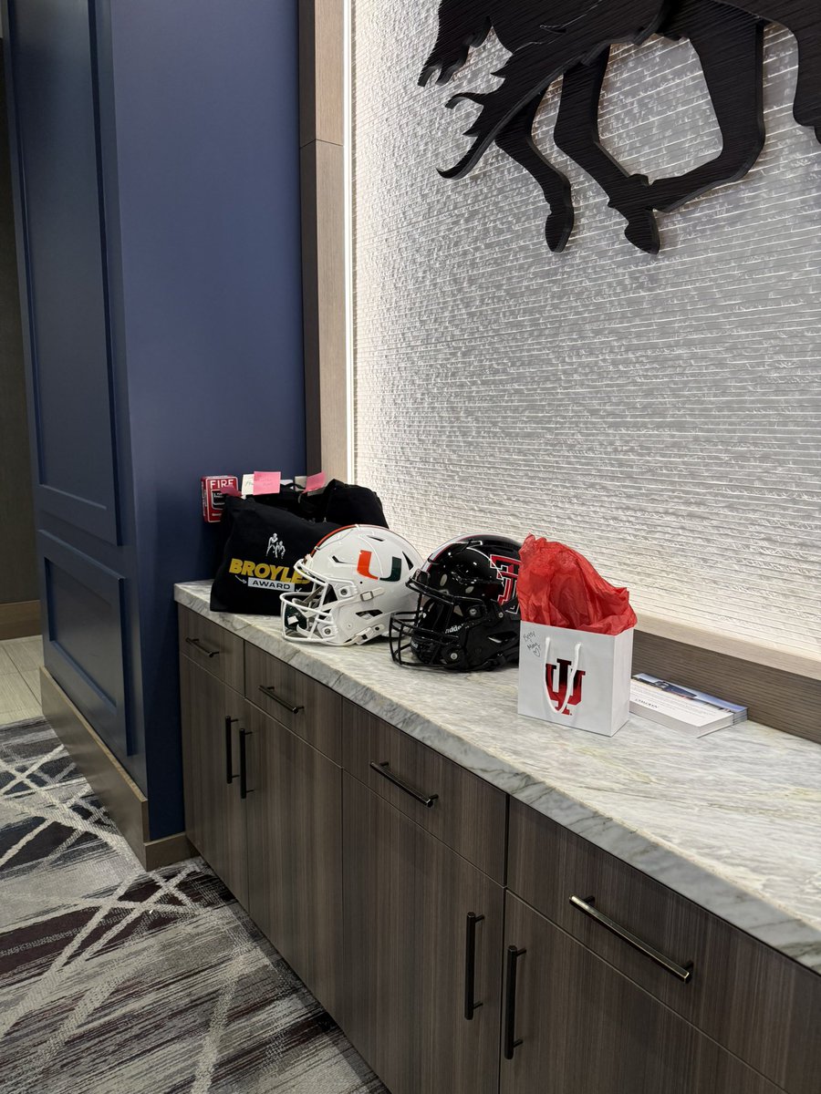 The Broyles Award tweet media