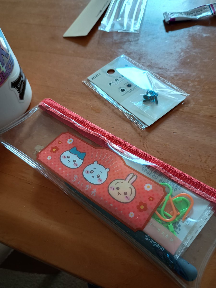 セリアで別糸鎖作る用途でかぎ針を買ってきて、ついでにマーカーとピッタリな感じのちいかわのポーチも買い収納。
グラニーブランケットに惹かれてかぎ針編みもやってみたい