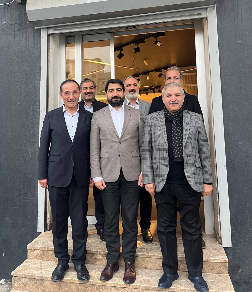 “Bütün Giysileri Yırtsak Yeridir, 
Yeter Bize VEFA Elbiseleri”

Eğitim-Bir-Sen, eğitim çalışanlarının, örgütlenerek dayanışma, haklarını koruma, geliştirme, yasaklarla mücadele etme, özgürlük alanlarını genişletme mücadelesinde 34 yıllık bir emek, tecrübe, başarı ve onur