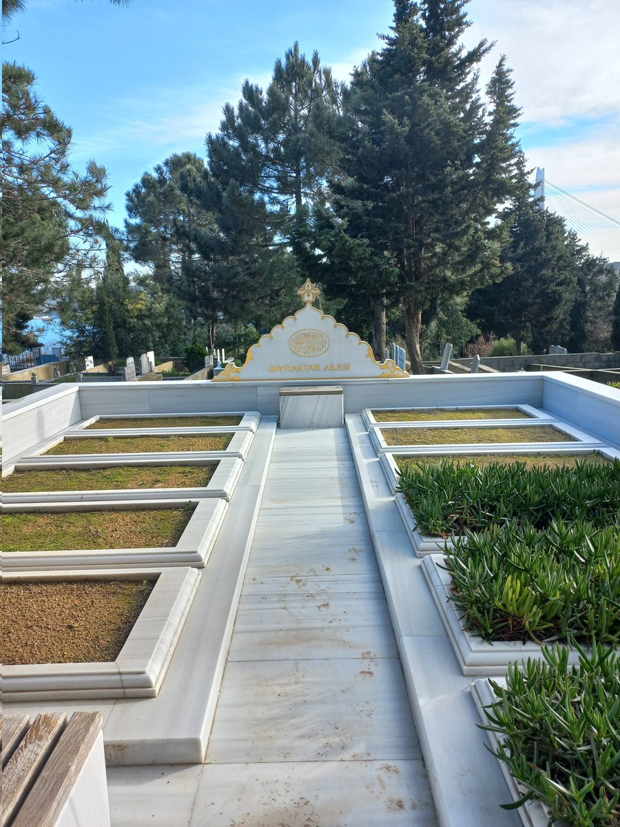 Özdemir Bayraktar belgeselini 6 gün önce izleyince,

" En kısa zamanda mezarını ziyaret edeceğim"
Demiştim.

Bugün hanımı da alıp, Garipçe Köyü gittim.

Mekânı Cennet Olsun.