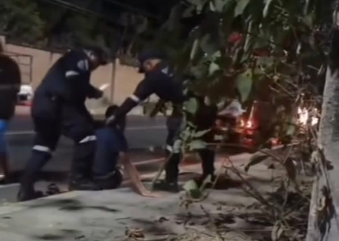 todomotorsv's tweet photo. #ElSalvador | Salen a la luz fotografías de la golpiza que un subinspector y un agente le propinaron a un ciudadano🇸🇻

Una persona al observar lo que ocurría grabó todo desde un lugar donde se ocultó, ese video llegó a las autoridades y horas después se informó que el Subinspector Manuel de Jesús Ayala Martínez y el agente Aníbal Otoniel Lue Escalante, destacados en la División de Tránsito del departamento de La Paz, fueron destituidos de sus cargos y detenidos para que enfrenten a la justicia.

Los señalados realizaron un mal procedimiento según publicó la PNC, intervinieron a un conductor que trasladaba a personas sin los permisos correspondientes, cuando comenzaron a quitarle las placas al vehículo, actuaron de forma violenta contra un hombre que los grababa, botaron al suelo, posteriormente hubo un forcejeo y le causaron varias lesiones.