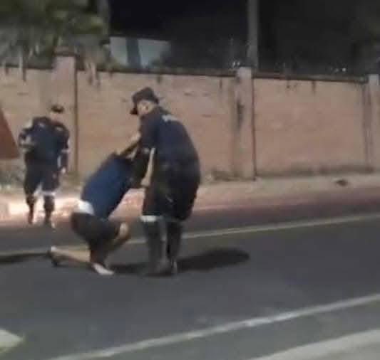todomotorsv's tweet photo. #ElSalvador | Salen a la luz fotografías de la golpiza que un subinspector y un agente le propinaron a un ciudadano🇸🇻

Una persona al observar lo que ocurría grabó todo desde un lugar donde se ocultó, ese video llegó a las autoridades y horas después se informó que el Subinspector Manuel de Jesús Ayala Martínez y el agente Aníbal Otoniel Lue Escalante, destacados en la División de Tránsito del departamento de La Paz, fueron destituidos de sus cargos y detenidos para que enfrenten a la justicia.

Los señalados realizaron un mal procedimiento según publicó la PNC, intervinieron a un conductor que trasladaba a personas sin los permisos correspondientes, cuando comenzaron a quitarle las placas al vehículo, actuaron de forma violenta contra un hombre que los grababa, botaron al suelo, posteriormente hubo un forcejeo y le causaron varias lesiones.