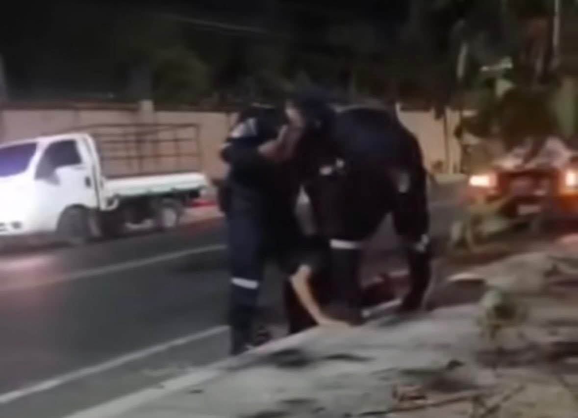 todomotorsv's tweet photo. #ElSalvador | Salen a la luz fotografías de la golpiza que un subinspector y un agente le propinaron a un ciudadano🇸🇻

Una persona al observar lo que ocurría grabó todo desde un lugar donde se ocultó, ese video llegó a las autoridades y horas después se informó que el Subinspector Manuel de Jesús Ayala Martínez y el agente Aníbal Otoniel Lue Escalante, destacados en la División de Tránsito del departamento de La Paz, fueron destituidos de sus cargos y detenidos para que enfrenten a la justicia.

Los señalados realizaron un mal procedimiento según publicó la PNC, intervinieron a un conductor que trasladaba a personas sin los permisos correspondientes, cuando comenzaron a quitarle las placas al vehículo, actuaron de forma violenta contra un hombre que los grababa, botaron al suelo, posteriormente hubo un forcejeo y le causaron varias lesiones.