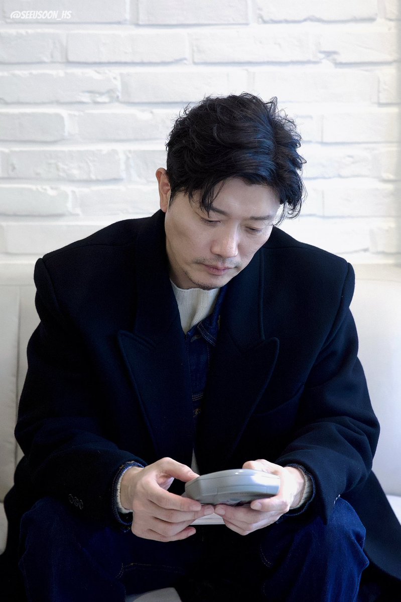 260208 생일카페
#박희순 #ParkHeeSoon

악력기 보는 얼굴은 또 왜 이리 버석해